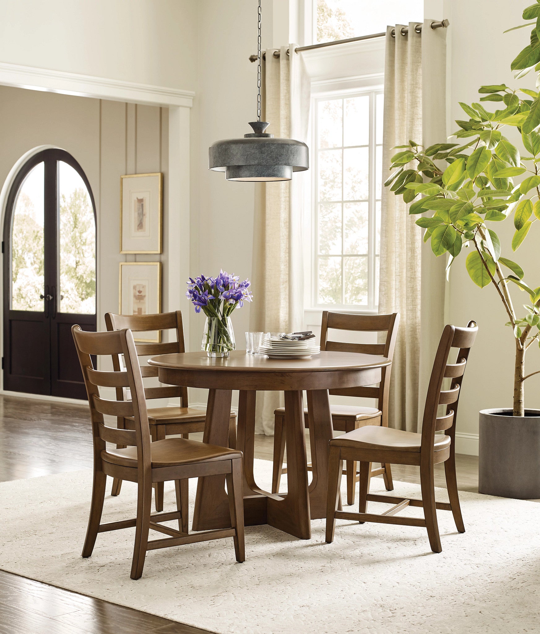Kincaid Furniture Kafe 44" Round Pedestal Table in Latte