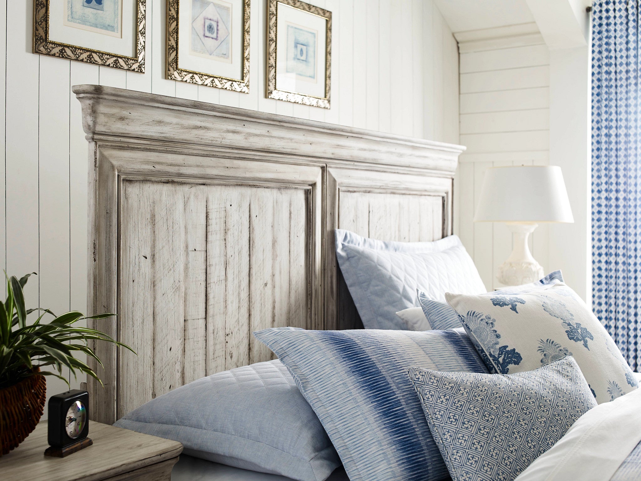 Kincaid Furniture Selwyn Carlisle Panel Bed in Cottage White