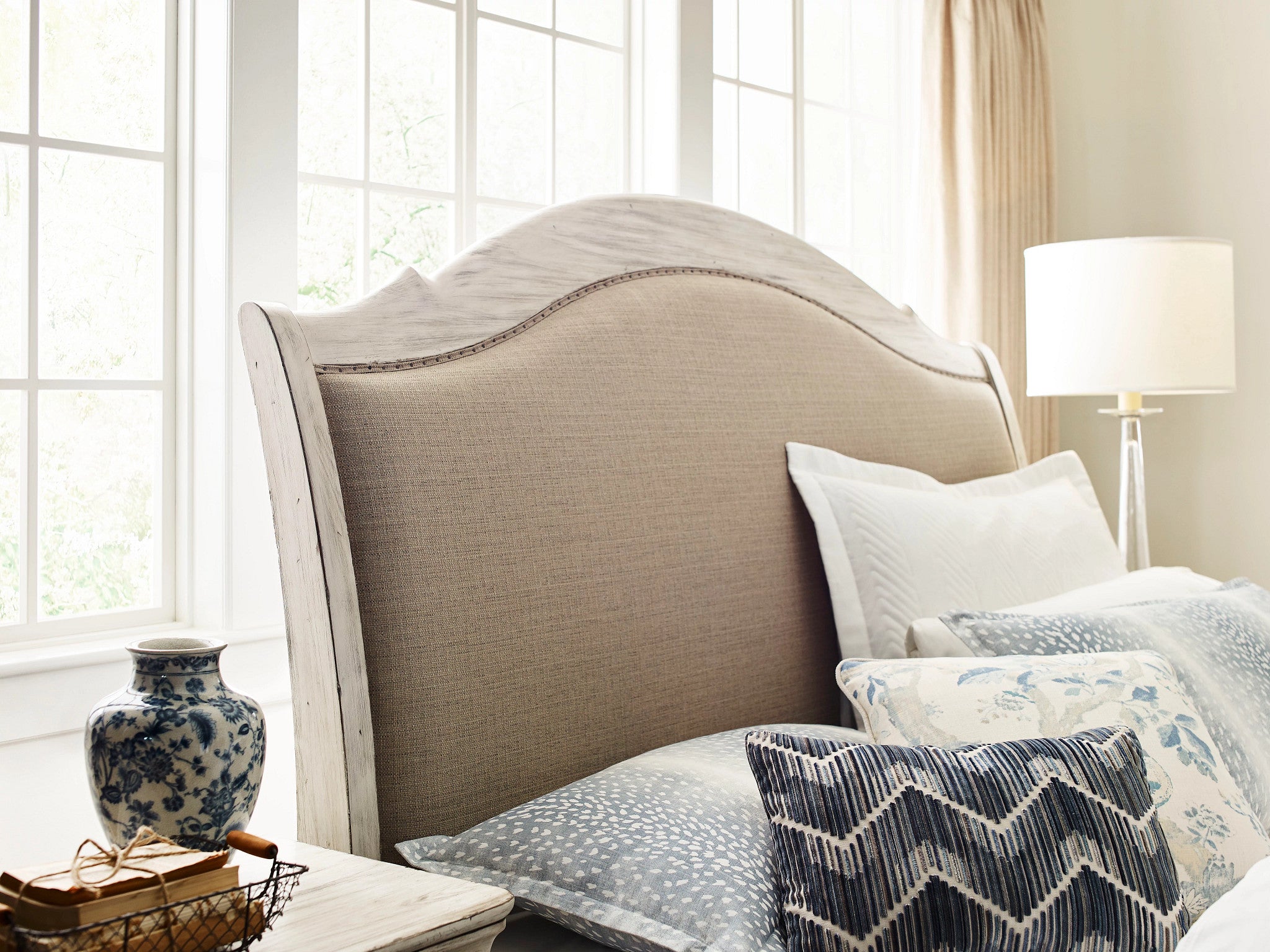Kincaid Furniture Selwyn Kelly Uph Sleigh Bed in Cottage White