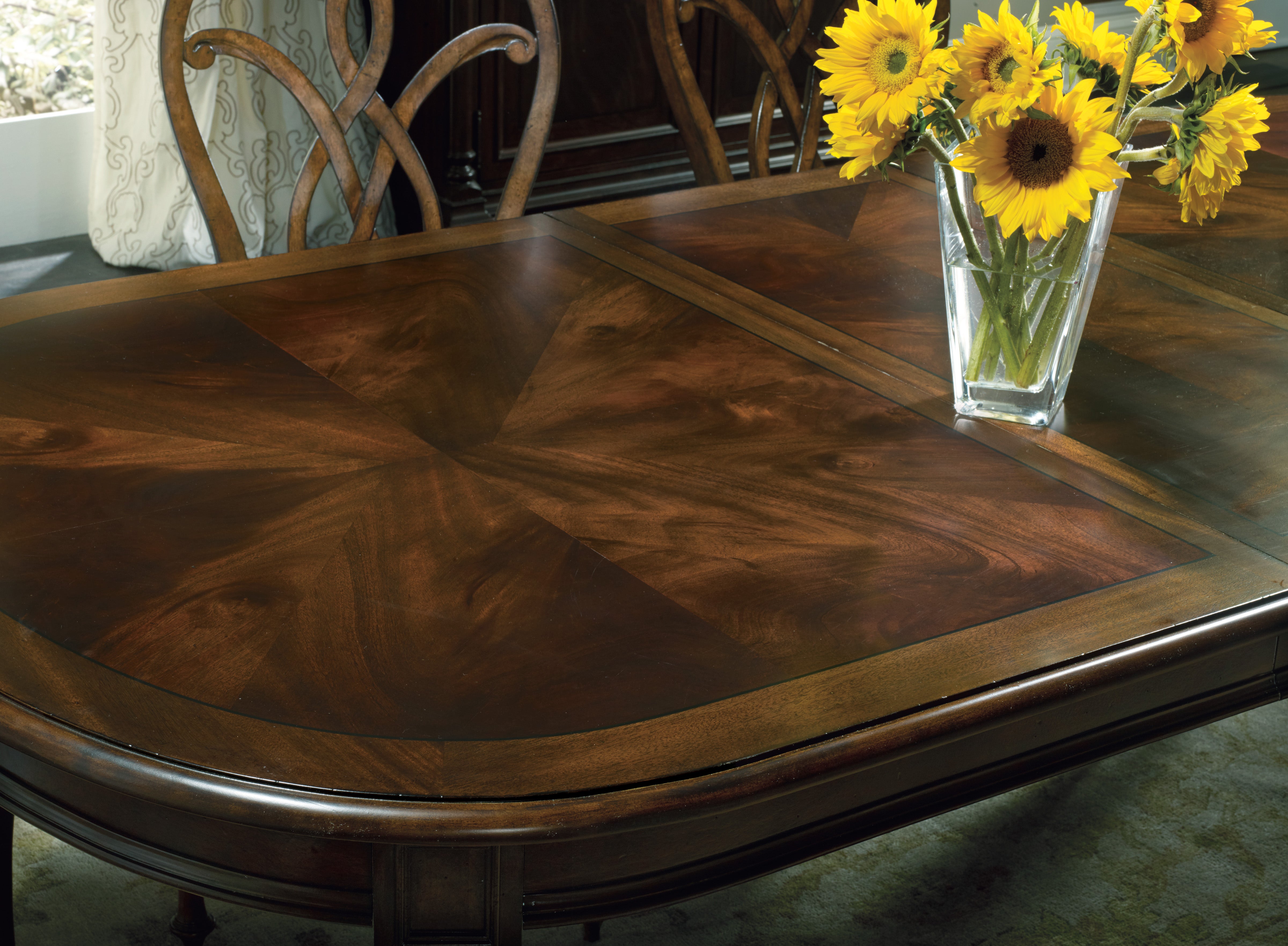 Hooker Furniture Leesburg Leg Table with Two 18'' Leaves