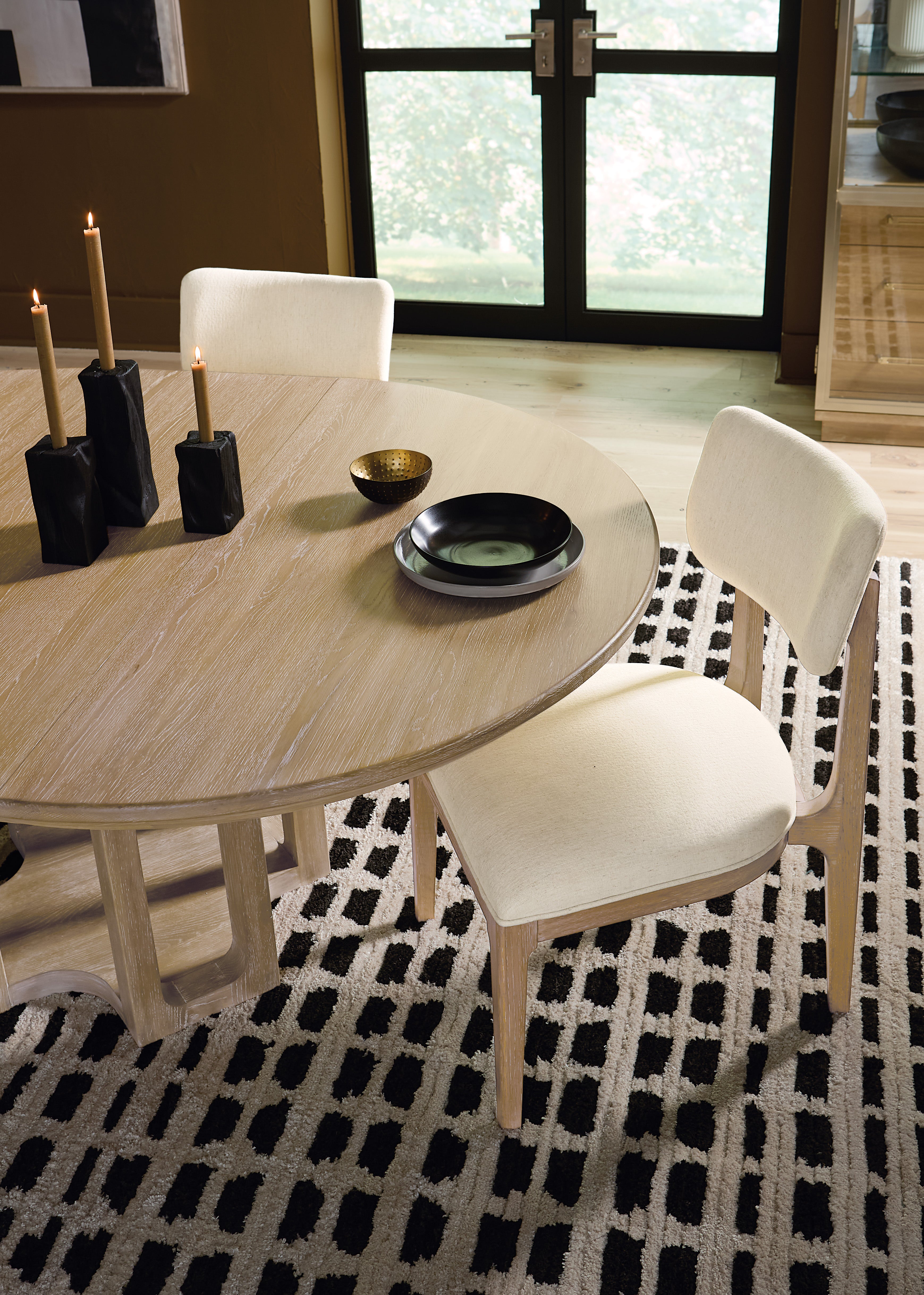 Hooker Furniture Banyon Bay Round Dining Table with One 18-inch Leaf